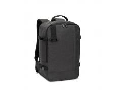 CIES. Mochila hecha para que cumpla con las medidas que piden las aerolíneas, fabricada con poliéster reciclado de alta resisten